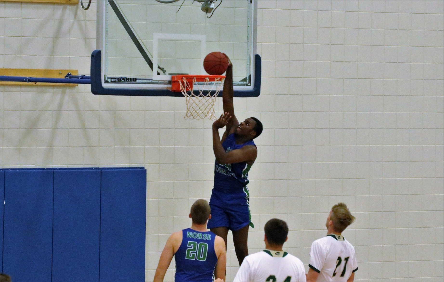 Kobi Barnes about to dunk the basketball