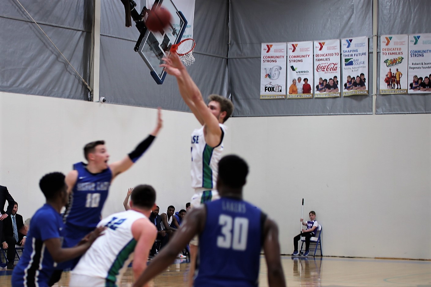 Ryan Robinette release a shot with a defender closing in