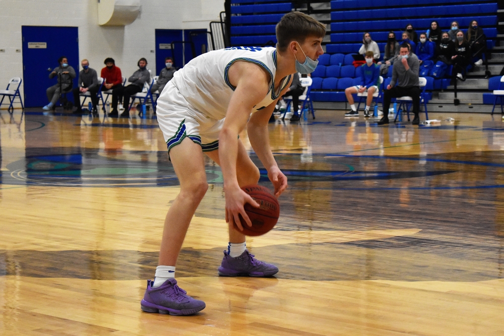 Jaden Janke dribbling the ball low