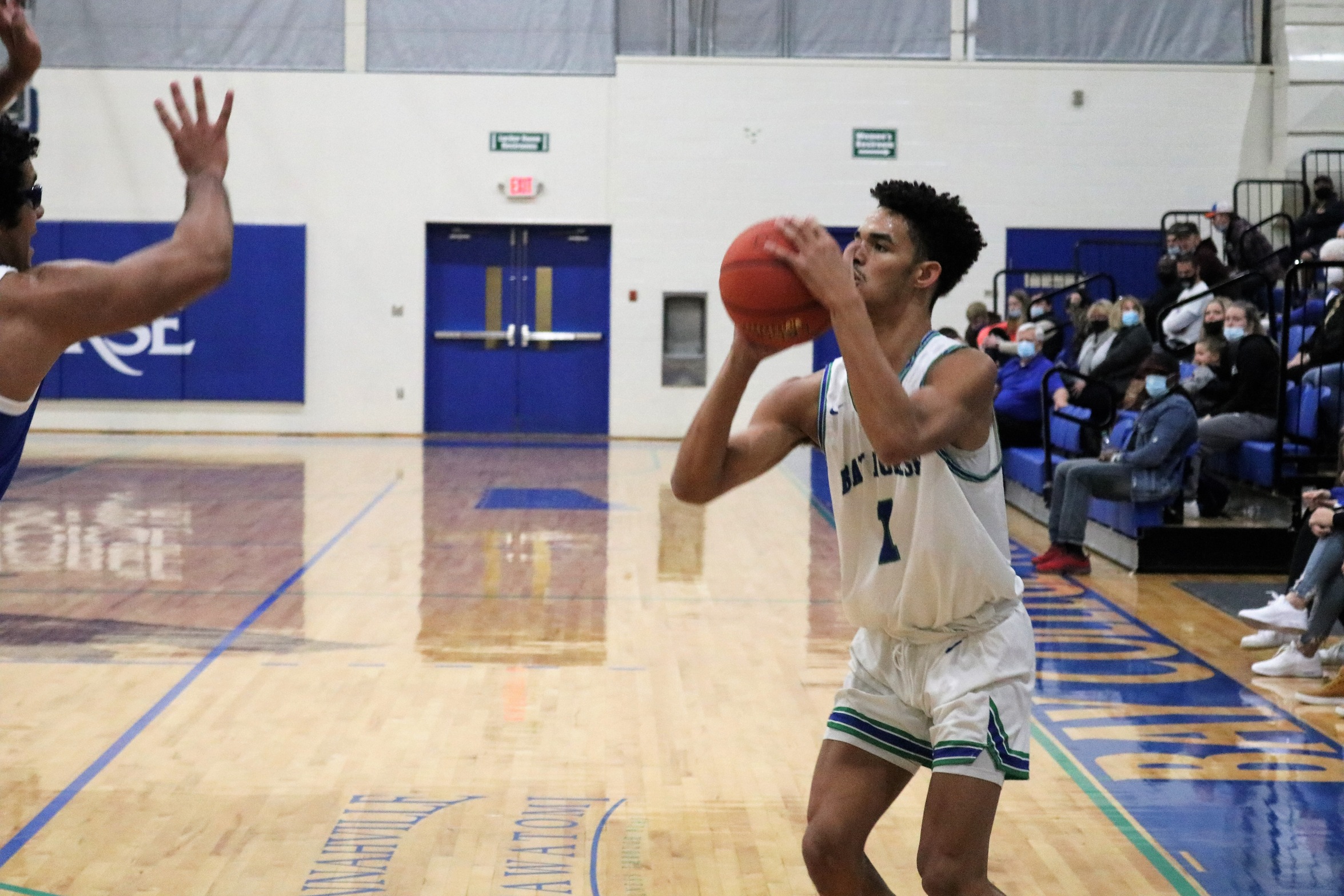 Jacquez Overstreet lines up a three point shot from the corner