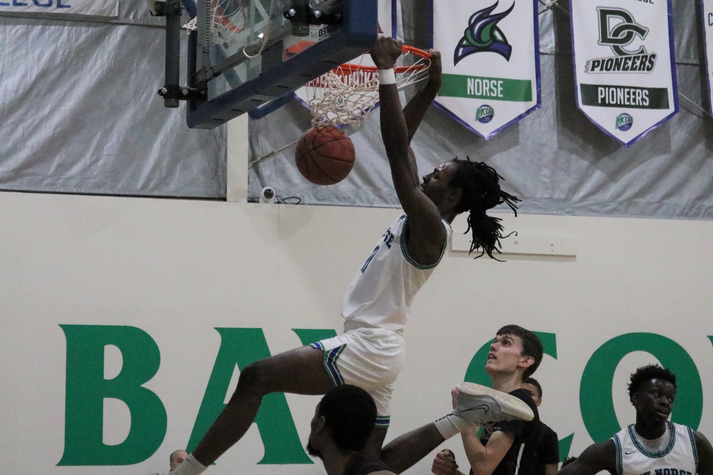 Genesis Kemp finishes off a dunk