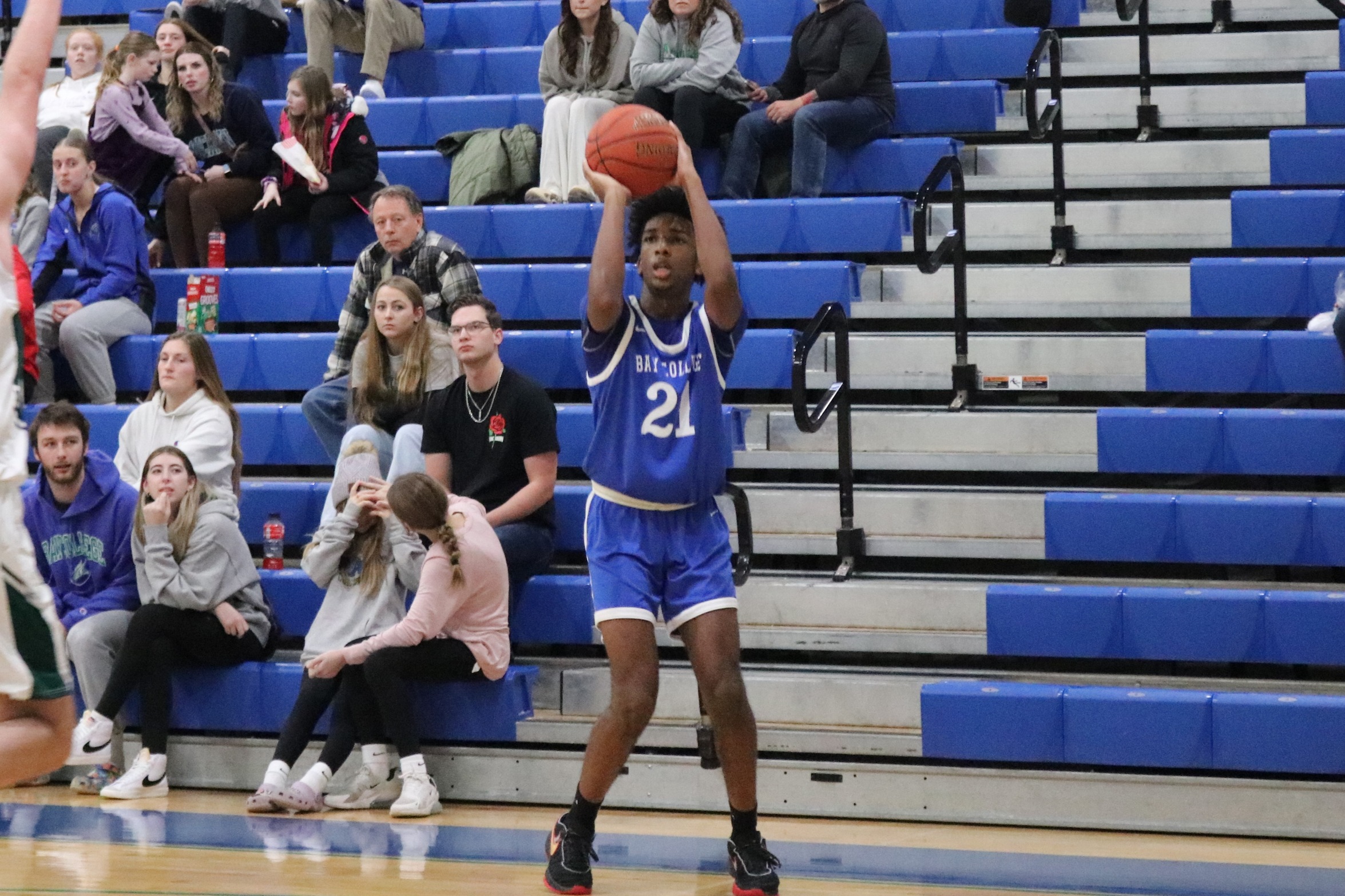 Nic Williams about to release a three-point attempt