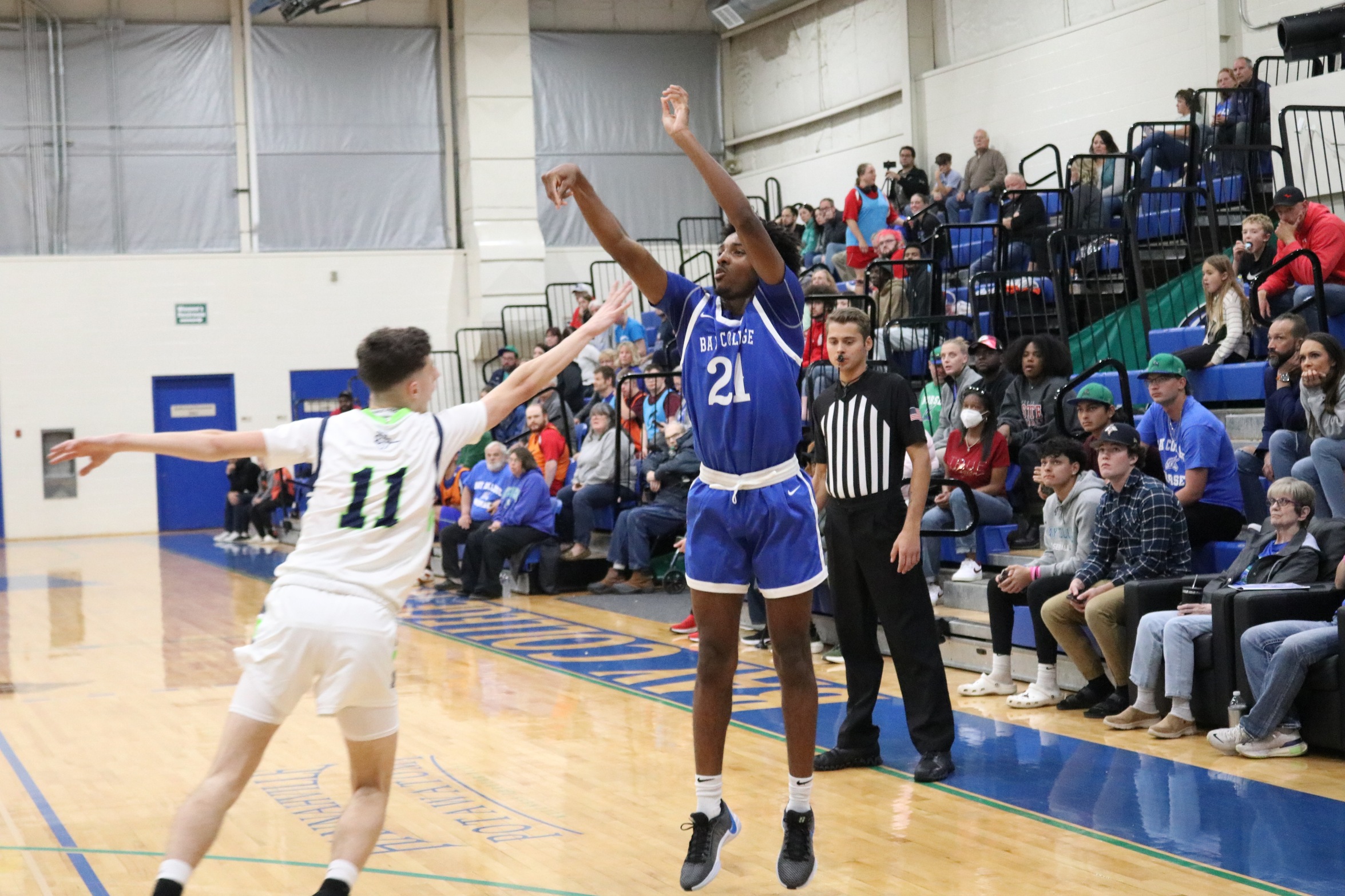 Nic Williams releasing a three as a defender closes out