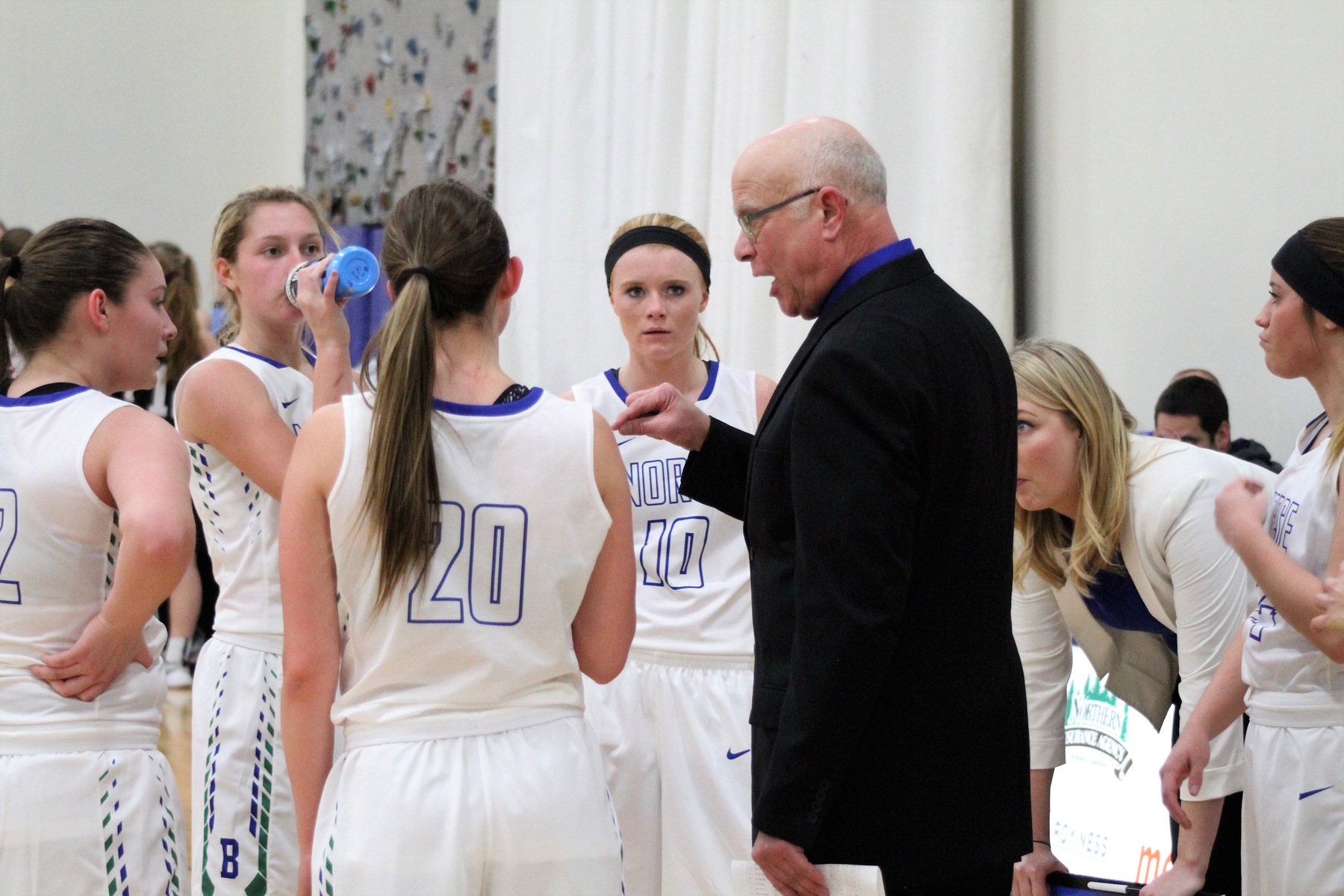 Rae Drake speaking to his team during a time out