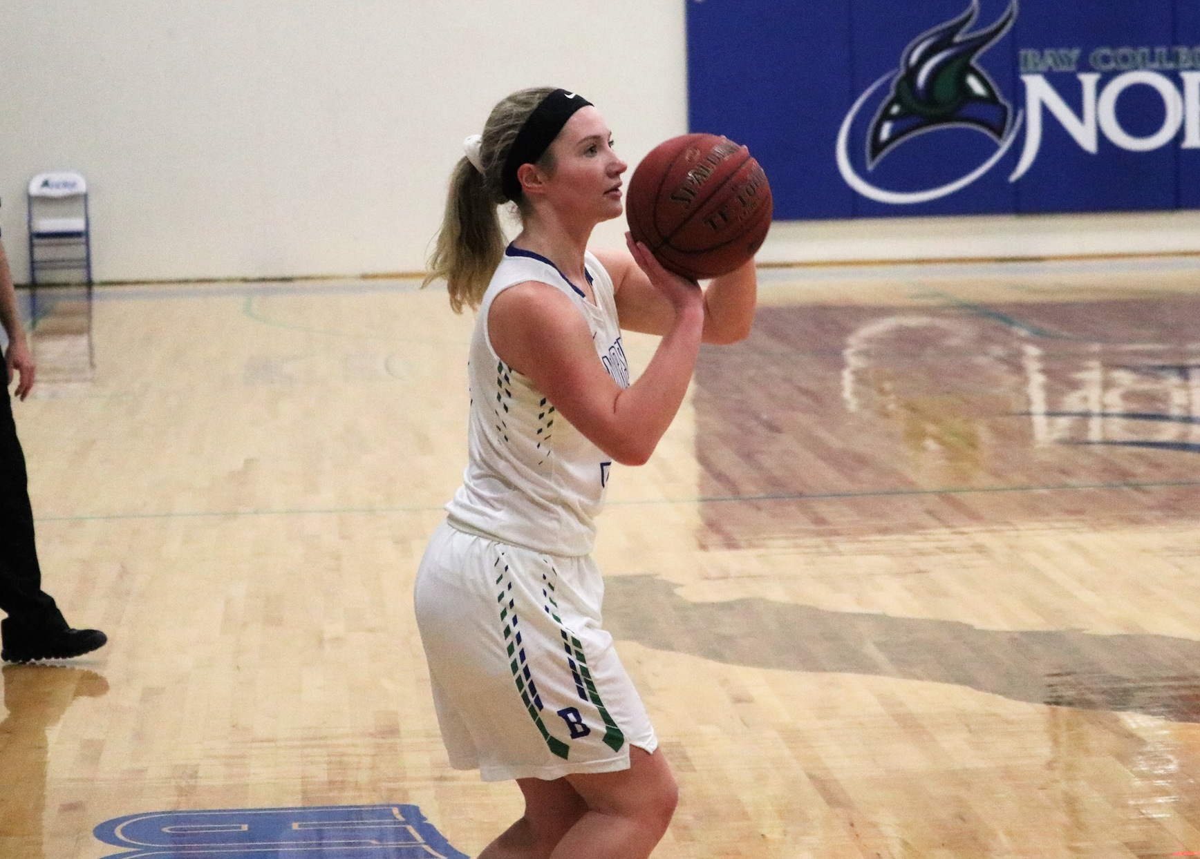 Haley Trudell getting ready to shoot from three-point